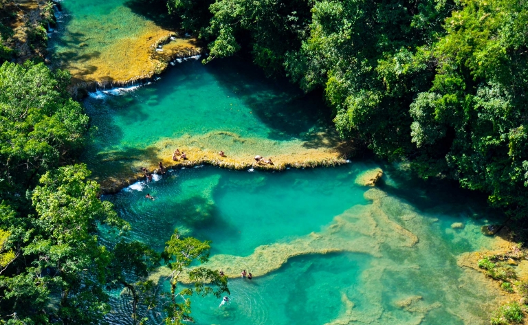 Dans les bassins turquoise de Semuc Champey