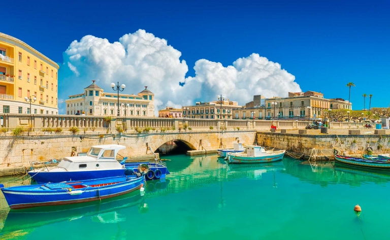 Bateau sur la presqu’île d’Ortigia à Syracuse