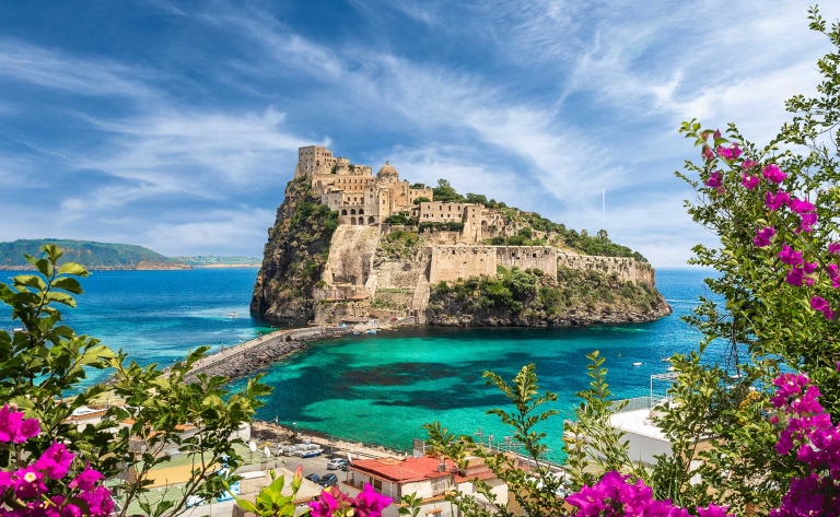 Mouillage dans la baie de Castello Aragonese