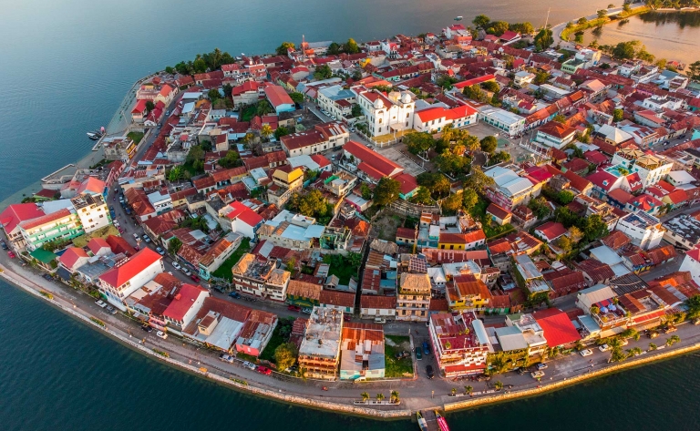 Flores, une île sur le lac Petén Itzá