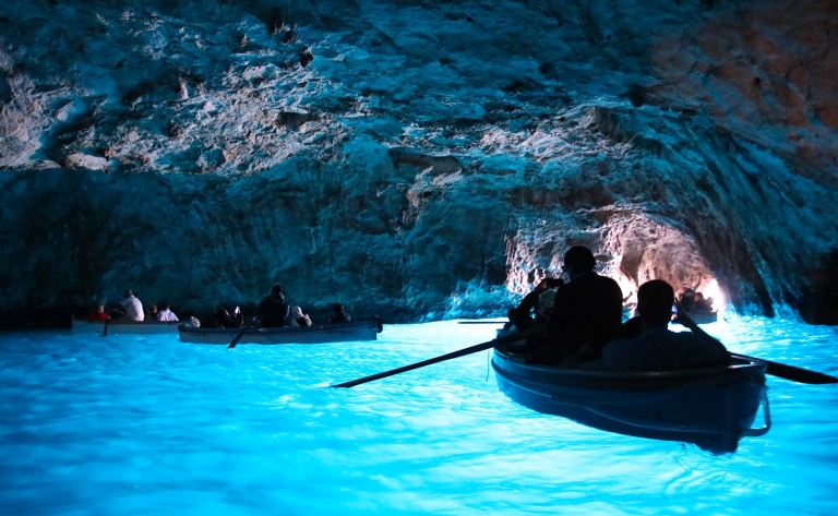 Découverte de la grotte bleue en bateau 